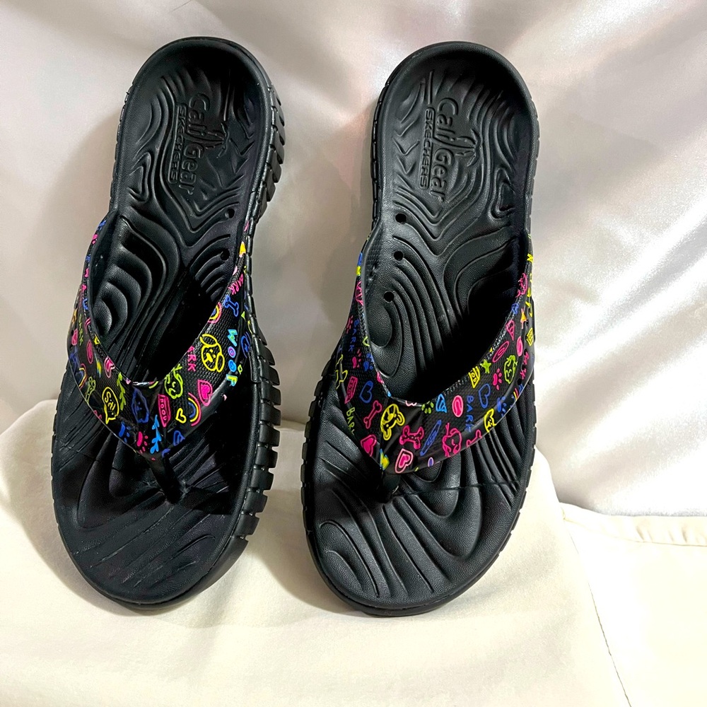 Sketchers Cali Gear black flip flops with dog themed print. Size 7